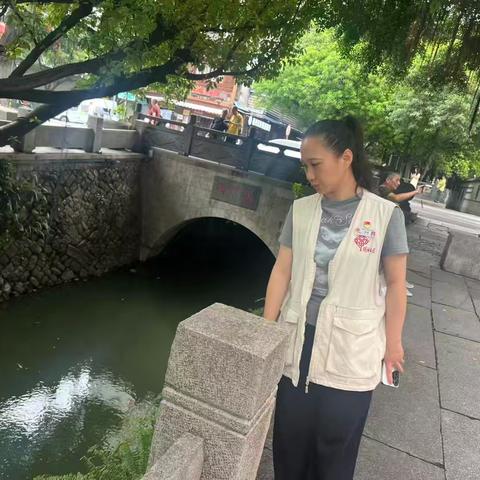 灵响社区：开展“河长日”巡河活动
