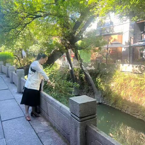 灵响社区：开展“河长日”巡河活动