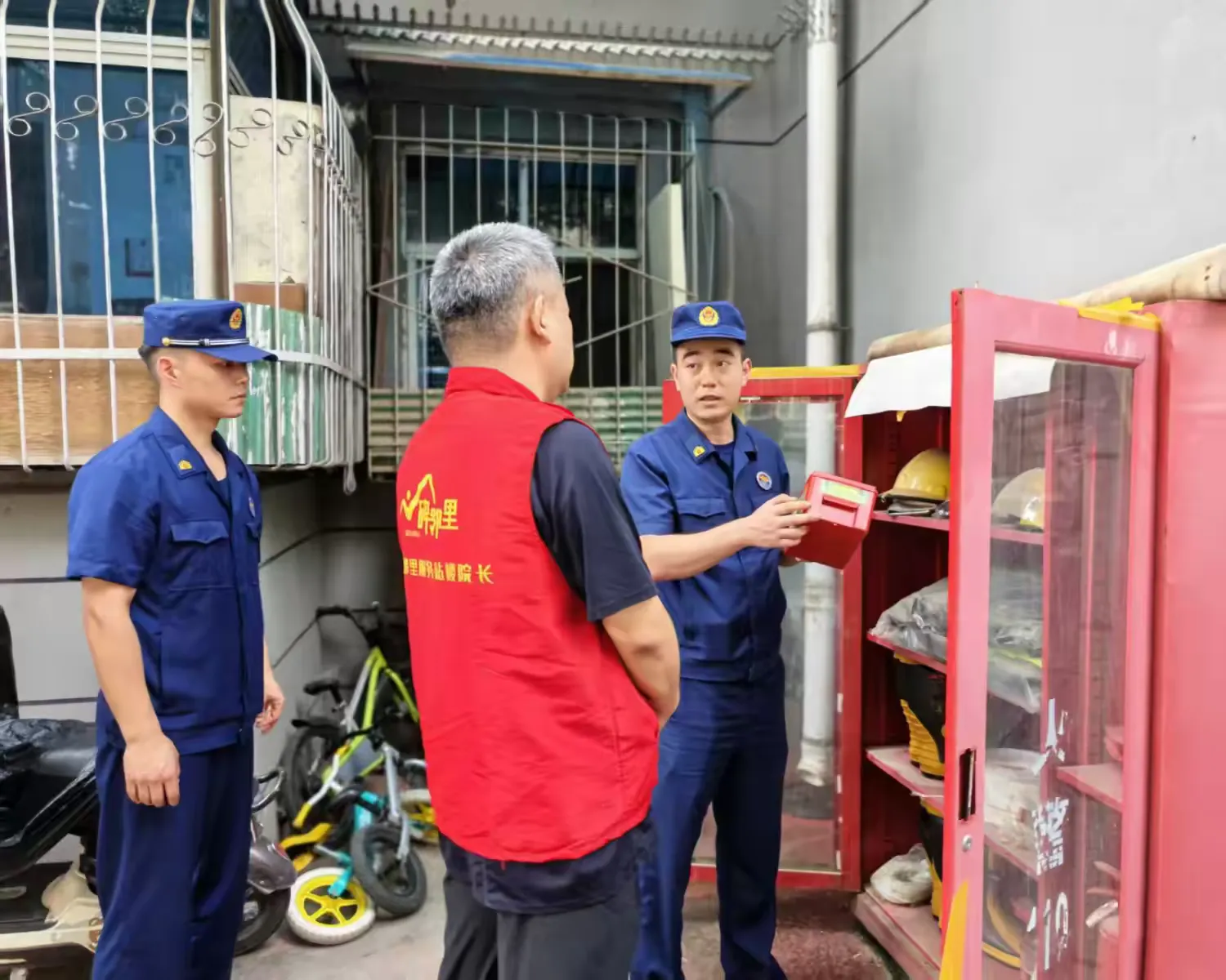 简篇-老房 老院 老街坊 新学 新练 新技能
——下马陵社区开展消防安全培训暨实操演练
