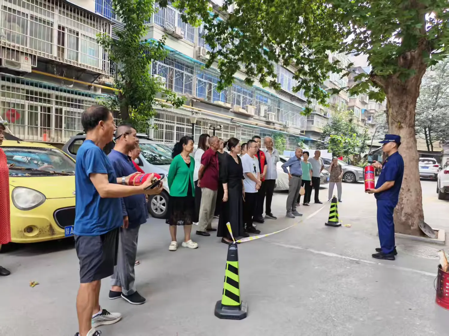 简篇-老房 老院 老街坊 新学 新练 新技能
——下马陵社区开展消防安全培训暨实操演练