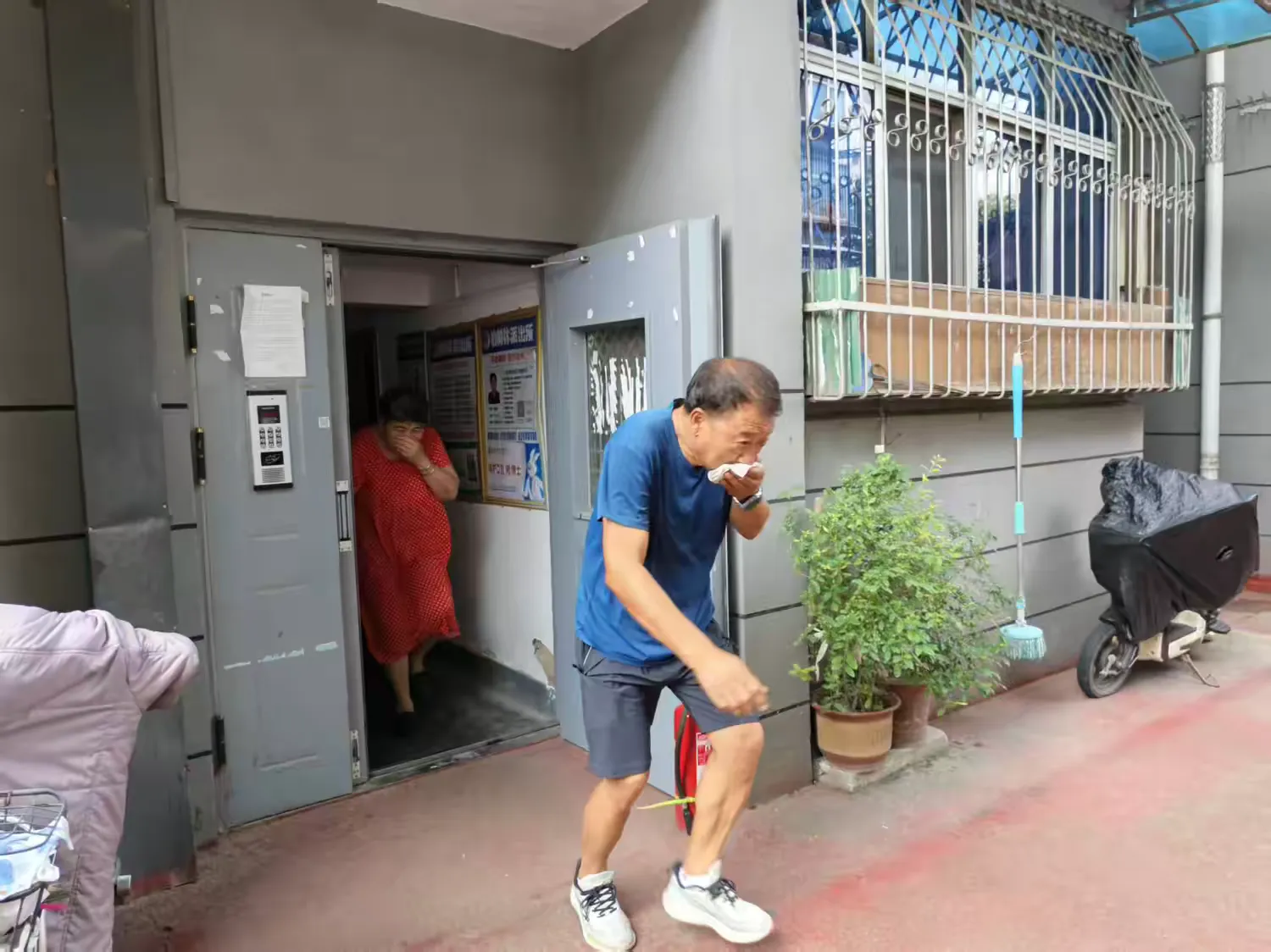 简篇-老房 老院 老街坊 新学 新练 新技能
——下马陵社区开展消防安全培训暨实操演练