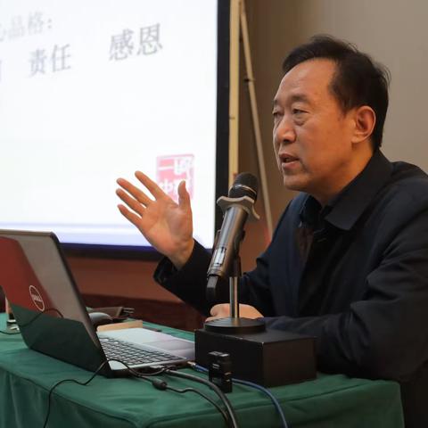 工作室召开《教育：为了生命的幸福成长》主题研讨