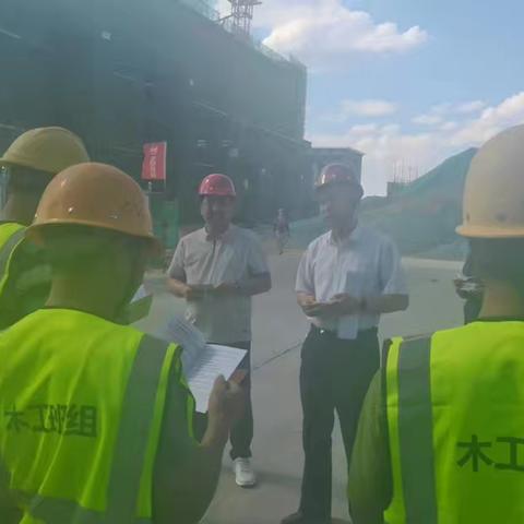 区根治拖欠农民工工资工作领导小组深入辖区在建工程项目检查“六项制度”落实情况