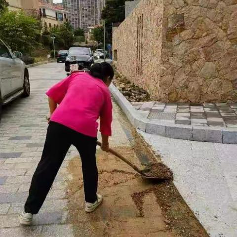 台风已退，我们不退——荣辉社区党员干部坚守防汛一线，做好灾后重建工作