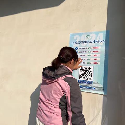 网格员协助社区开展垃圾分类、张贴通知、反诈宣传等相关工作。