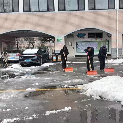 风雨无阻 保驾护航——柳埠街道初级中学教师清理校园冰雪纪实