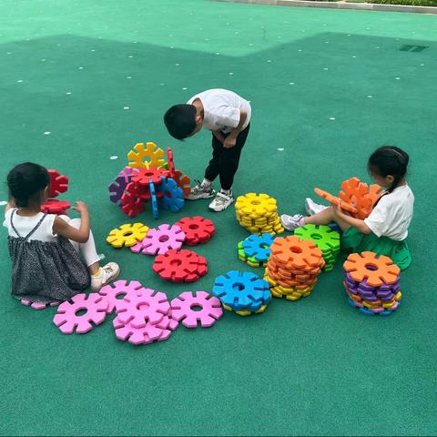 【自主游戏】广饶街道国安路幼儿园大二班户外活动--玩转雪花片