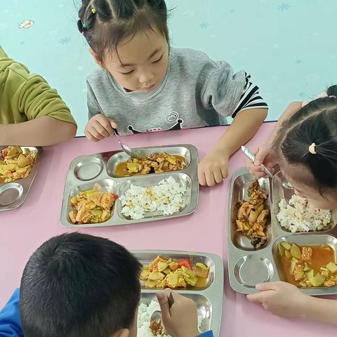 时光不语，静待花开 大三班一日生活自理能力