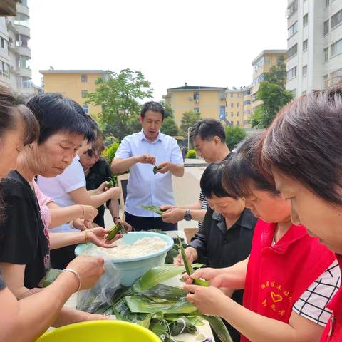 【五星支部创建】车站街道宏远社区联合中原银行三门峡建设路支行举办“端午安康，粽享美味”包粽子活动