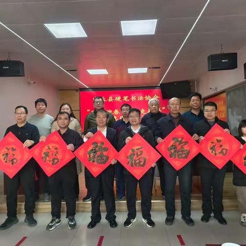 内丘县硬笔书法协会走进西关小学开展“书法进校园送春联”活动。