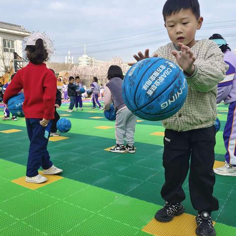 舞动篮球  健康成长——城南幼儿园大三班幼儿篮球操