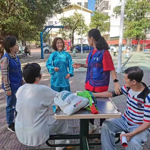 三亚市吉阳区民政局 干沟村老年人日间照料中心“传递关爱，服务于心”健康服务宣传活动