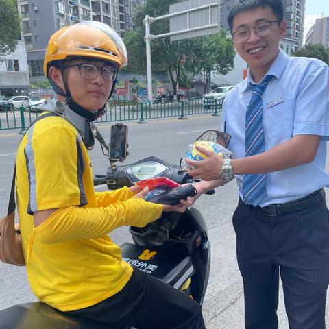 劳动者港湾炎炎夏日送清凉丝丝关怀沁人心