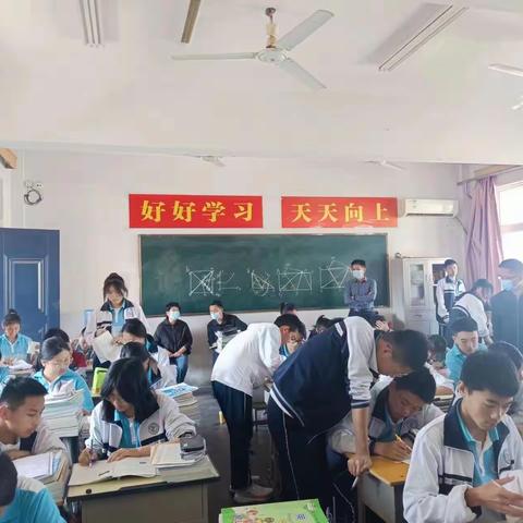 王华伟书记深入初中课堂，指导调研初中课堂教学