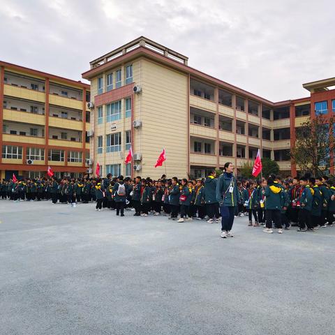 南郑区城东小学三、五六年级“探究汉朝古迹，传承两汉文化”集体外出实践活动