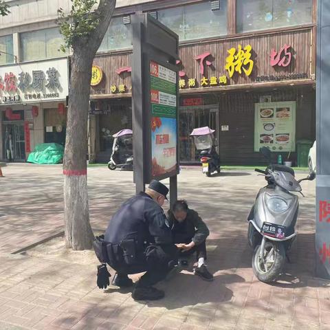 特巡警大队暖心救助醉酒男子