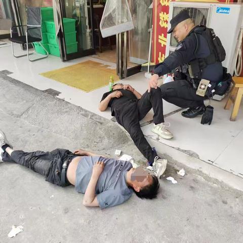 男子醉卧路边特巡警大队暖心救助