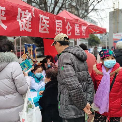 “弘扬雷锋精神 绽放青春风采” 陕健医昆仑医院开展学雷锋健康义诊进社区活动