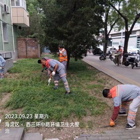 甘家口街道组织对比辖区重点区域及重要通道周边环境卫生进行兜底整治