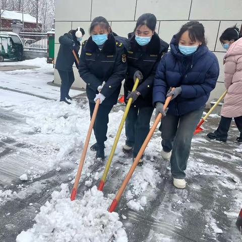 不畏严寒清冰雪，畅通道路便民行