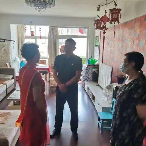 汉阳区城市管理执法局开展“光荣在党50年”纪念章上门颁发活动