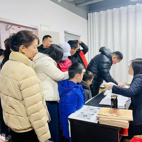 【邻聚力.零距离】唐冶街道春江郦城东社区开展“冬日暖心，迎春送福”活动