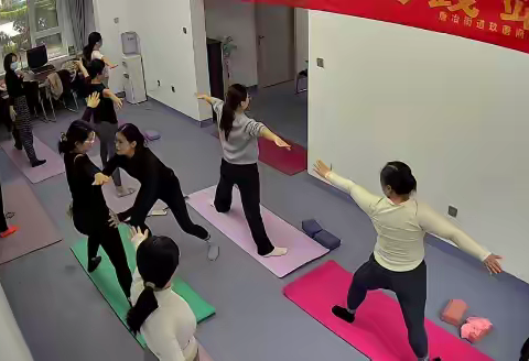 健康文化相融合 宜居社区注活力——唐冶街道玖唐府社区开展公益瑜伽课活动