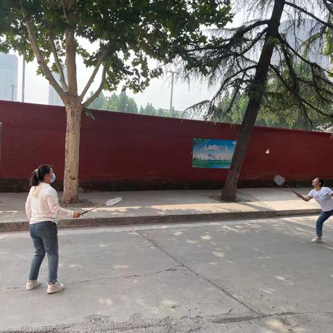 铁路大院街道军营路社区“滚烫五月 活力青春” 健身运动正当时