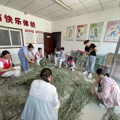 艾草飘香迎端午 温情服务暖人心——粥店街道大河社区花园洲小区物业端午送福