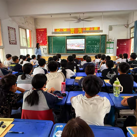 铭记历史 传承精神——十一中南校区师生共同观看抗战胜利80周年阅兵仪式