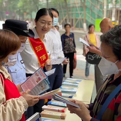 赣州分行营业部党支部联合党建共建社区、解放路派出所开展“党建+志愿服务”反电诈、征信知识宣传活动