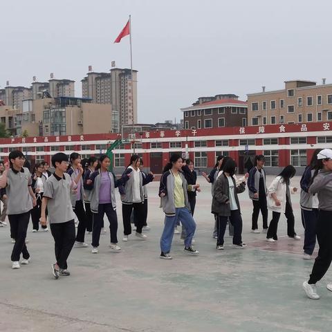 濮阳县实验高中——紧跟时代潮流，学习新式体操