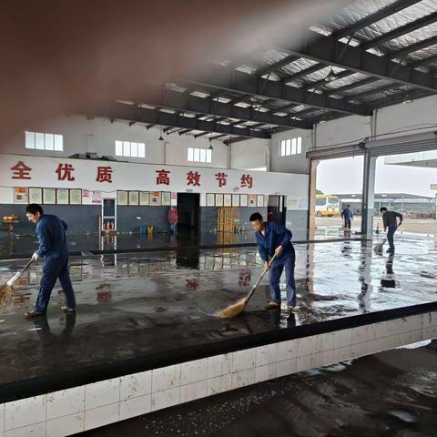 修理车间502公交车更换灭火器，场地清洗