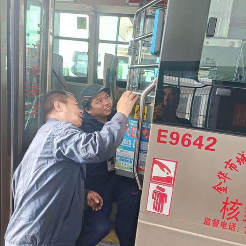 修理班对塔石609小客车投币箱整改
