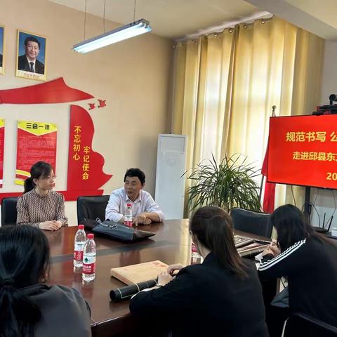 【关爱学生 幸福成长】书汉字之美，展母子情深——邱县硬笔书法协会专家应邀指导我校书法教学工作