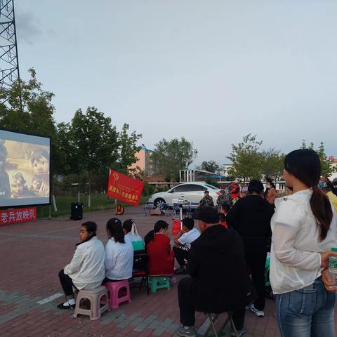 让胡路区银浪街道银浪社区“橄榄绿”老兵放映队携手物探社区开展“润心伴成长，同心护未来”点亮六一观影活动