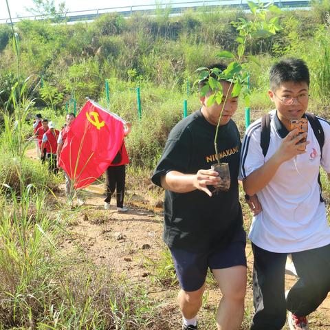 种植毕业纪念树 感恩母校培育情——我校举行2023年毕业纪念树种植活动