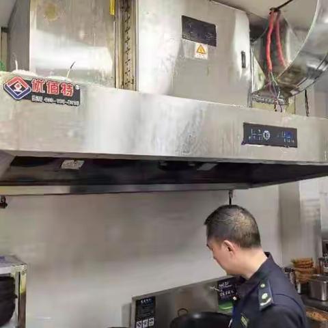 东湖街道开展餐饮油烟专项整治行动
