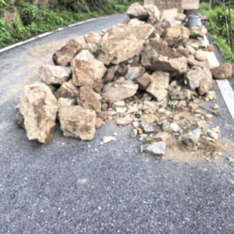及时清理路面落石