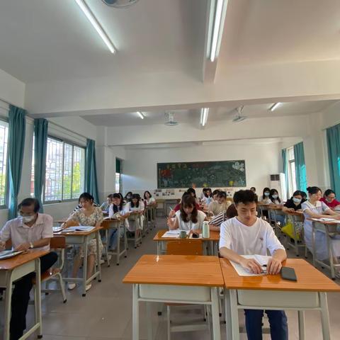 示范引领促成长，凝心聚力共前行——记云浮中学初中英语科组教研组长示范课