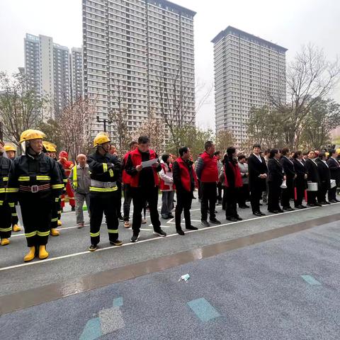 以练筑防·平安护航｜大白杨东社区联合未央区消防大队开展高层消防实战预演