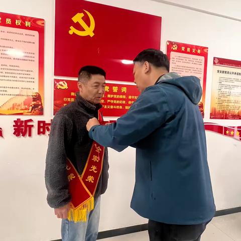 喜报送家门 尊崇暖人心｜大白杨东社区为“四有优秀军官”家属送荣光