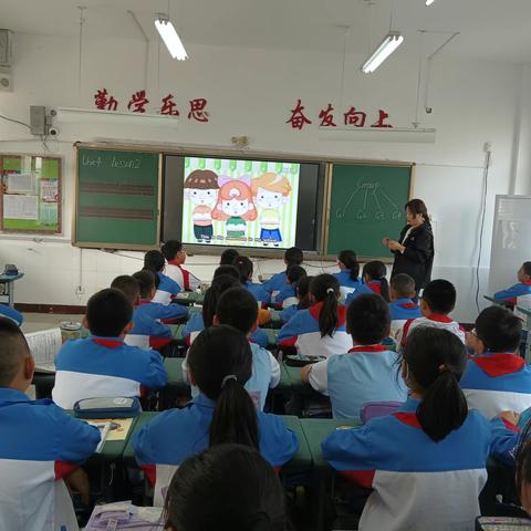 凝心聚力，砥砺前行——东平县第四实验小学英语组“半天无课日”教研活动