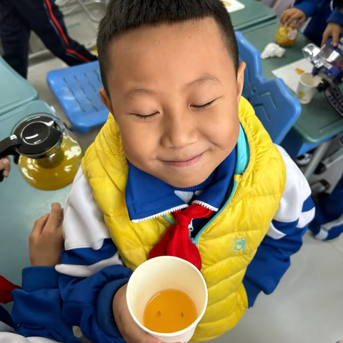 【小手创造甜蜜】记二年级“自制水果茶”劳动实践课