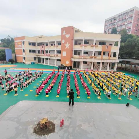 消防在童心    安全护童行   ---凤鸣镇中心幼儿园消防演练活动