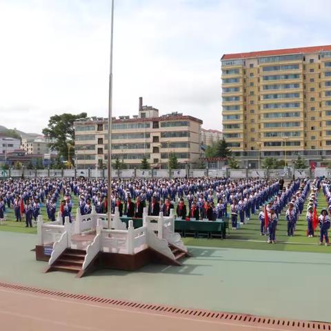 红领巾爱祖国     少先队爱队旗 —记合作市藏族小学教育集团总校庆祝"六一"国际儿童节系列活动入队暨“六一”表彰活动纪实