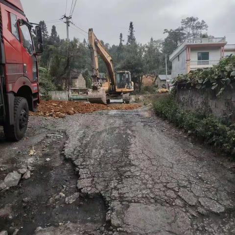 富兴加油站对进出口道路填平