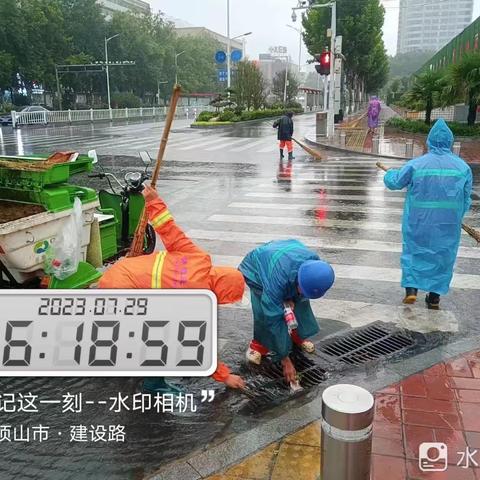 风雨中的坚守：环卫工人清理水篦子 确保排水畅通