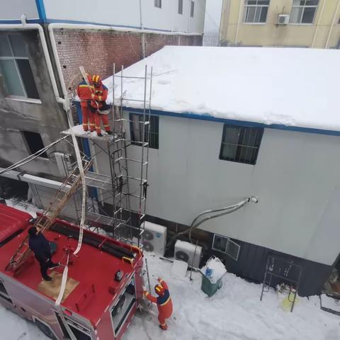 扫冰除雪齐上阵，暖心行动保安全