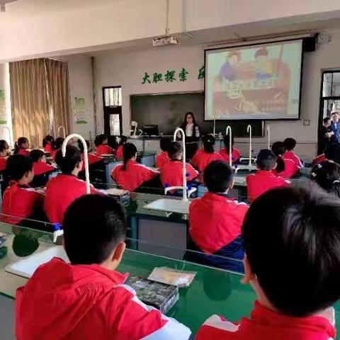 和龙抗日英烈红军小学“我是小小考古家”手工挖掘“恐龙化石”活动